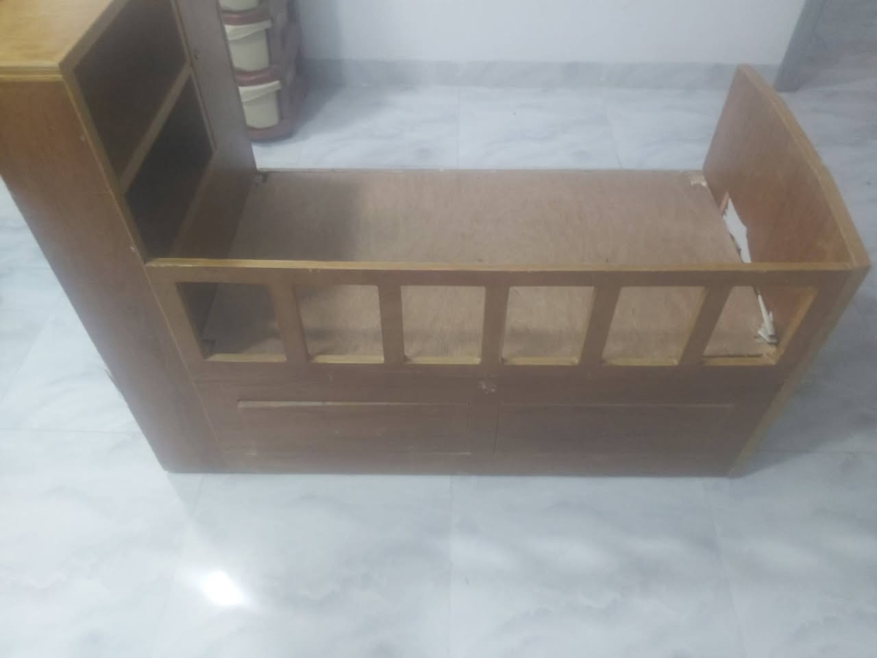 تخت مال اطفال للبيع السعر خمسين الف        رقم الهاتف *********** اسيا
