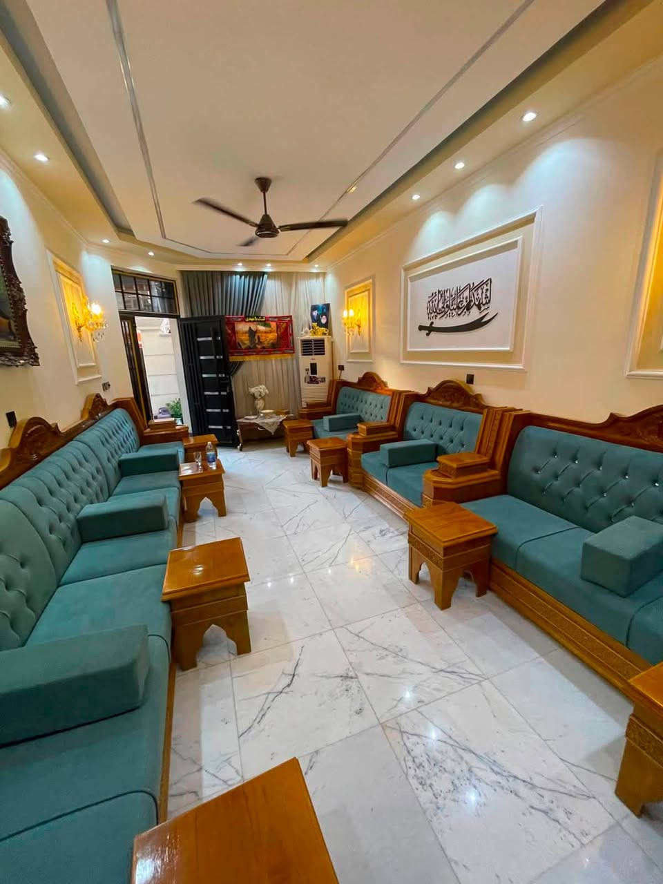 سلام عليكم  جميعاً 🙋

بيت 🏠 للبيع في منطقة الشعب حي التجار 

واجهة 6,40   والنزال. 22   المساحة 140 متر 

يحتوي على أربع غرف نوم 🛌 نوم 😴 كبيرة

بالإضافة إلى استقبال  مفتوح على الحولي 🚪

بالإضافة إلى مطبخ حار وبارد معزول  ⏲️🧑‍🍳

  صحيات عدد 3 وخارجية وحدة🛁🫧🚾🚽 

موقع مميز على شارع 15 نافذ 🚧🏘️🏘️🏘️

***********
