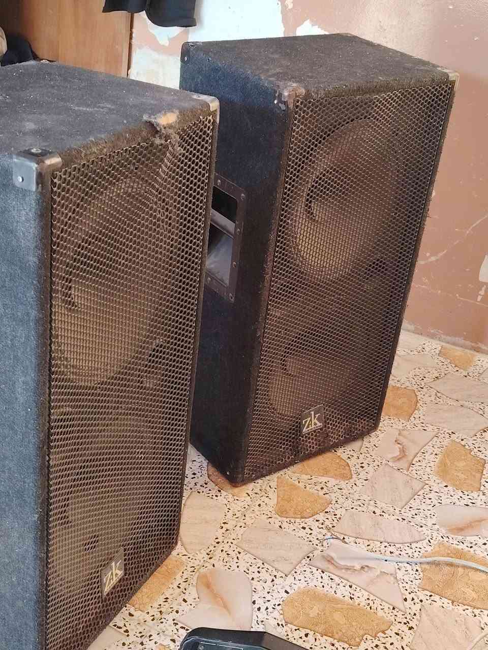 اخوان سلام عليكم عندي زواج سماعات شرط صوطه واضح ميه بل ميه مابيه اي خلل وعندي مكسر بس صار بيه شورت يردله تصليح سعره كامل 500الف وبيه مجال مكاني موصل***********وهاي كورك ***********
