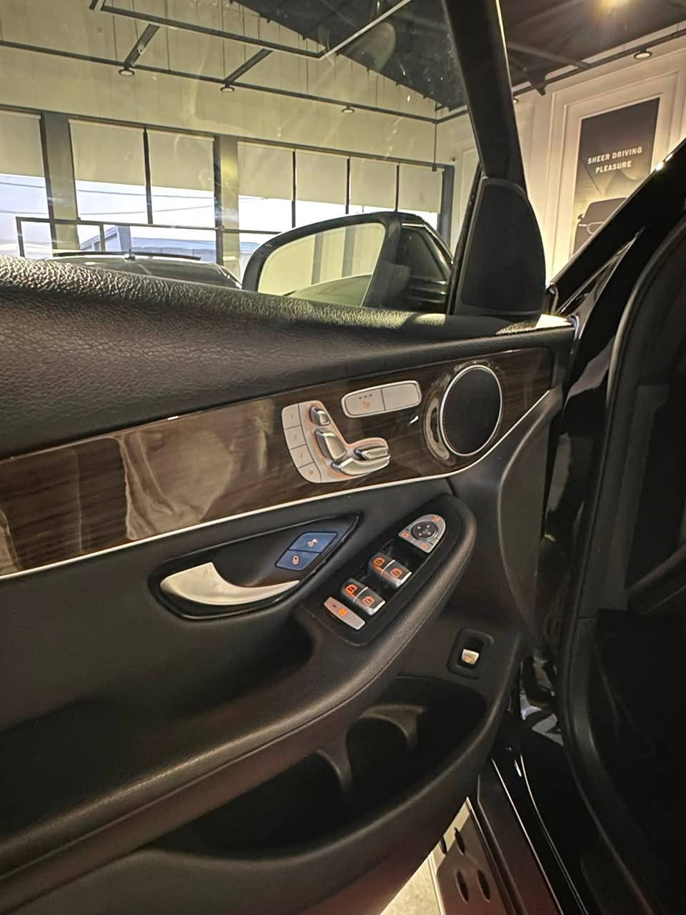 تحيه للأعضاء الكروب 
للبيع 
Mercedes-Benz 
Glc-300 AMG
2017
اللون اسود ملكي ♠️        كلين تايتل 
وارد الماني ضمان دولي

‎المواصفات فول فول للاخير
‎رادارات اماميه وجانبيه 
نقاط عمياء
كشنات جلد وكهربائي وتدفئة 
تحكمات استيرن+شيفتات
استيرن كهربائي
مقاعد خزن  ميموري
سقف بانوراما
ماوس تحكم نظام الترفيه 
لايتات ليد نهاري امامي وخلفي 
وبقيه المواصفات المعروفه 
بي ٢-٣ مكان شوية pdr نص شبر
للتفاصيل اكثر 
***********    كورك ، واتساب، فايبر

مكان السياره اربيل شركة پیرس موتورس 🇩🇪
