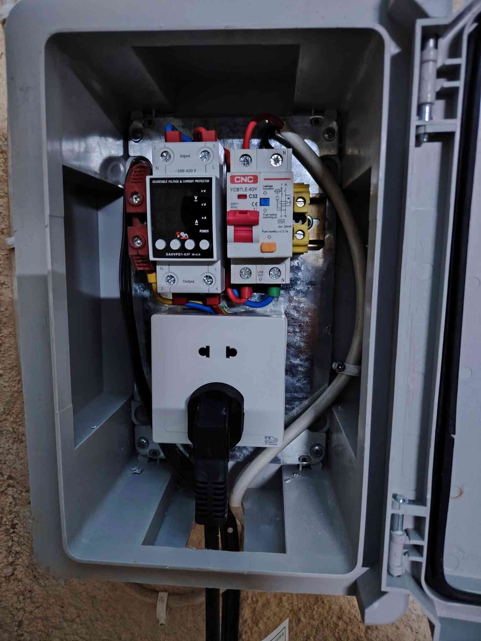 ***********
عمل وصيانة كافة بوردات السيطرة الكهربائية

نص مكتوب في الصور:
- بورد شحن سيارة بي واي دي BYD حماية متكاملة من إرتفاع وانخفاض الفولتية مع ايرث وسويج 16 امبير و بورد حجم 30*40 مسلح اسلاك 4 ملم نحاس
- قبل
- @aeq609
- بعد
