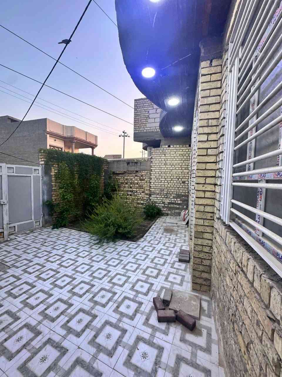 مشتمل طابو زراعي سند 25 تحويل أسهم مساحته ١٢٠ متر بناء جديد طابقين ٣غرف نوم وصاله واستقبال ومطبخ وصحيات داخليه و خارجيه مكانه طويريج حي الرياض قرب مدرسة الفضل السعر والتفاصيل أكثر ***********
