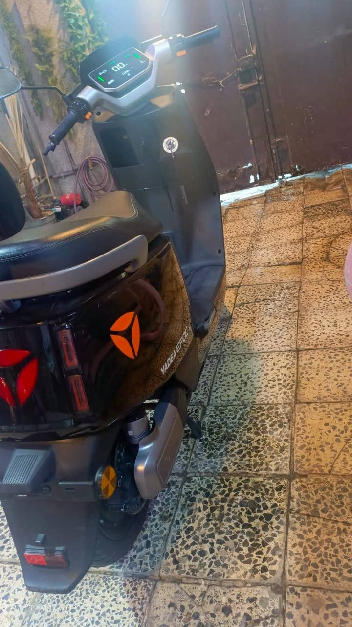 دراجة ياديا جديده اسمه اي بوك اج 
نظام سرعتين بيه تيتيفار والسبورت
ل تيتيفار الشحن الذاتي 
شاحن موبايل
6بطاريات كرافين فوسفات الحديد
الدراجه وكاله ما مفتوح بيه برغي
دبل اشارع وعالي وناصي لايت خرافي ما شاء الله
دسكات امامي و خلفي بريك بالمكان
تايرات العريضه يمكن حجم 14 للامانه ما اعرف ناسي
لون اسود
الدراجه مشتريه من الوكاله ياديه بشارع فلسطين 
 بيه بصمه و سويجين 
ماشية 3.500
سرعته 60 
الدراجه بيه ضمان بعد سنه و شهرين بعد
السعر ب 1.050.000  مليون وخمسين الف
بيها مجال شي بسيط
رقمي ***********
شباب قليل افتح الفيس اي استفسار واتساب او على الرصيد 
مكاني بغداد 

الدراجه مضلومه بالتصوير  هيه احلى بالواقع
