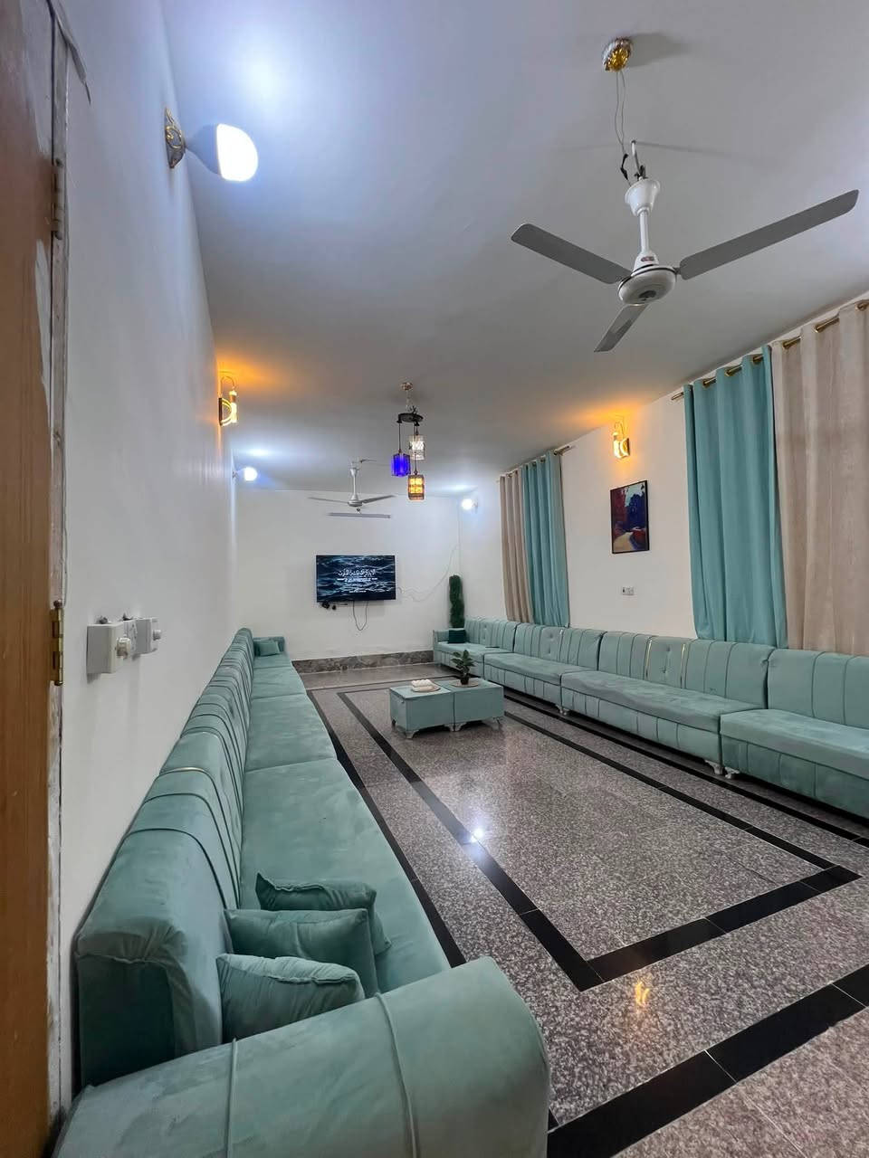 للبيع بيت طابقين ٣٠٠متر مجاور بوابة عمر الراوي 📍٥كيلو
مفوض للطابو معاملة كاملة 
الطابق الاول متكون من 
كراج + حديقة 
ممشى حول البيت 
مطبخ حار وبار 
استقبال ٩ متر طول 
صالة ضيوف ١٤متر طول 
غرف ٥*٥ العدد ٢ صحيات وحمام عدد ٢معزول 
الطابق الثاني 
غرف ٣ 
حمام وصحيات 
صالة ضيوف 
السعر ١٥٥مليون 
للاستفسار مكتب كريم العبيدي للعقار 
***********
