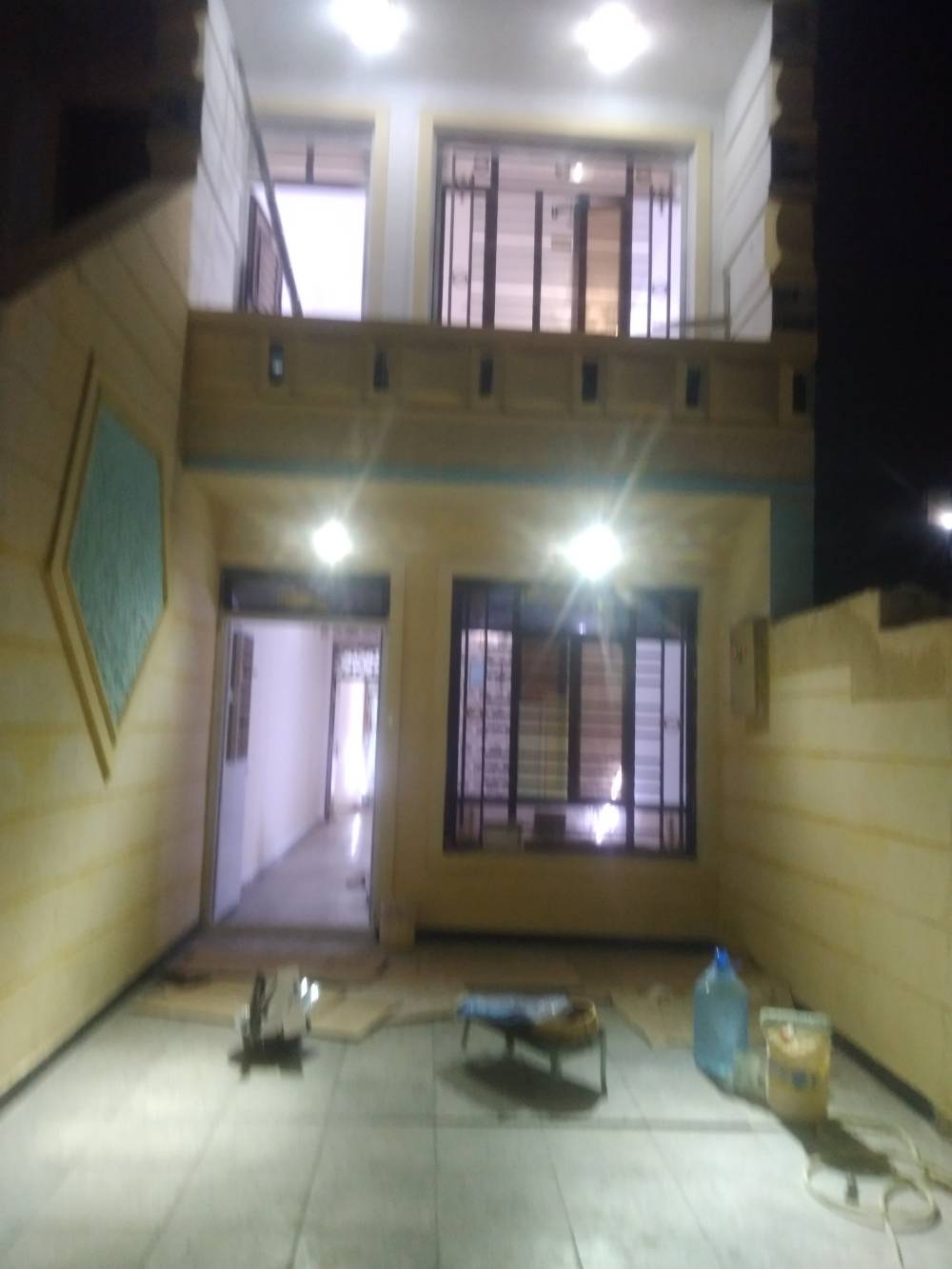 كرادة شارع ٦٢ • ٤ غرف • عوائل وشركات