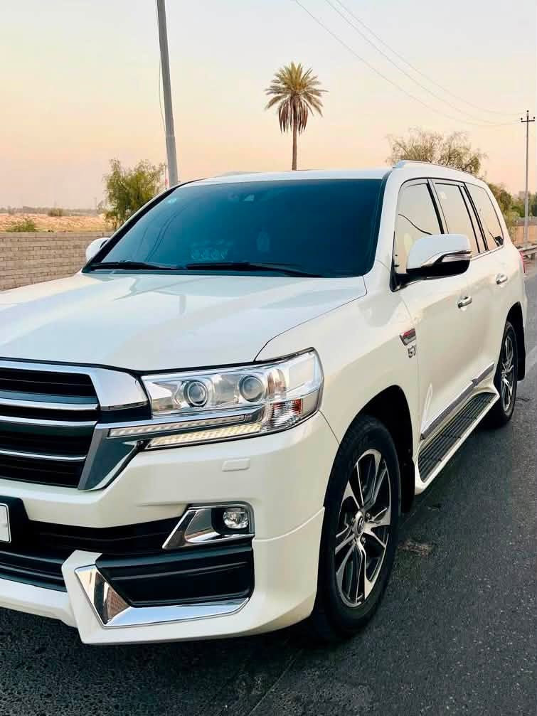 السلام عليكم 

تيوتا لاندكروز VXS اعلى فئه واعلى مواصفات 

الموديل :  2020 ساز 
 محرك 8 سلندر 5700 
كفالة عامه ومغله ppf من الزيرو 
ماشيه 62 الف كيلو 
رقم بغداد بأسمي 

المواصفات 

🔶جكات 
🔶رادارات 
🔶خمس كامرات محيطيه 
🔶كيلو متر ليزري
🔶 كشنات خزن + كهرباء +تدفئه وتبريد 
🔶تلث شاشات 
🔶داخل قرميدي
🔶صندوك كهرباء + بصمات ابواب وتشغيل 
🔶ستيرن كهرباء + فول تحكم 
🔶انظمه قياده وتعليق 
وبيها بعد هواي مواصفات…

صيانه شهريه بالوكالة (SAS) زيوت وفلاتر ودسكات وادامة عامة 

السعر 65,000 وبيها مجال 
العنوان بغداد 
رقمي ***********

