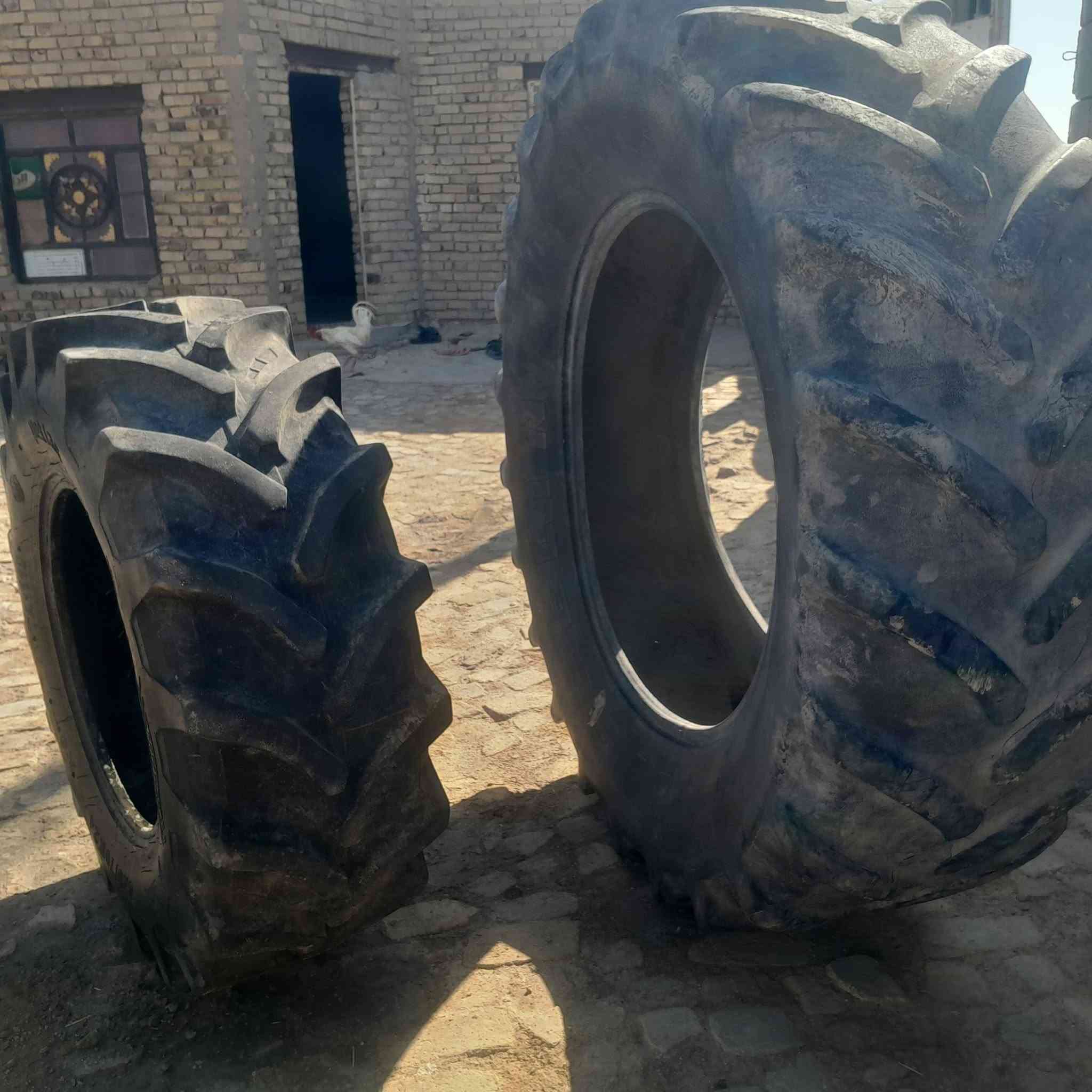 سلام عليكم تاير ات فيات حجم الكبير38/600
الزغير 24/240نضاف بدون ضربه ميسان العماره ***********
