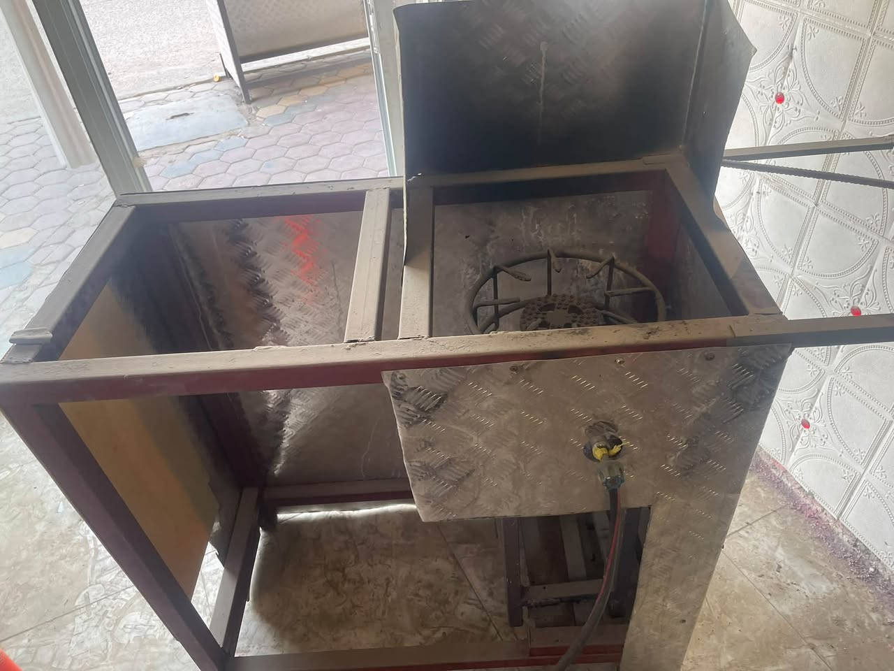 اغراض كافتريه للبيع 
جام خانه
طباخ
مكينه ثرم
المكان 
حي الشهداء نهايه شارع النص
رقم الهاتف 
***********
