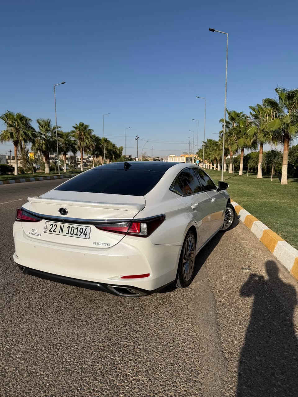 سلام عليكم 
لكزس ES350 2023 بلاتينيوم 
(كلين تايتل)
6 سلندر 3.5 
ماشي 41 الف كيلو 📦
اعلى فئته باللكزس 3 عدسات 
سقف قرميدي 
5 بردات 
داتا شو 
مواصفات هوايه مواصفات اللكزس معروفه
مكان السياره كركوك 📍
للتواصل : *********** ☎️ 
السعر : 410 كركوك, العراق
