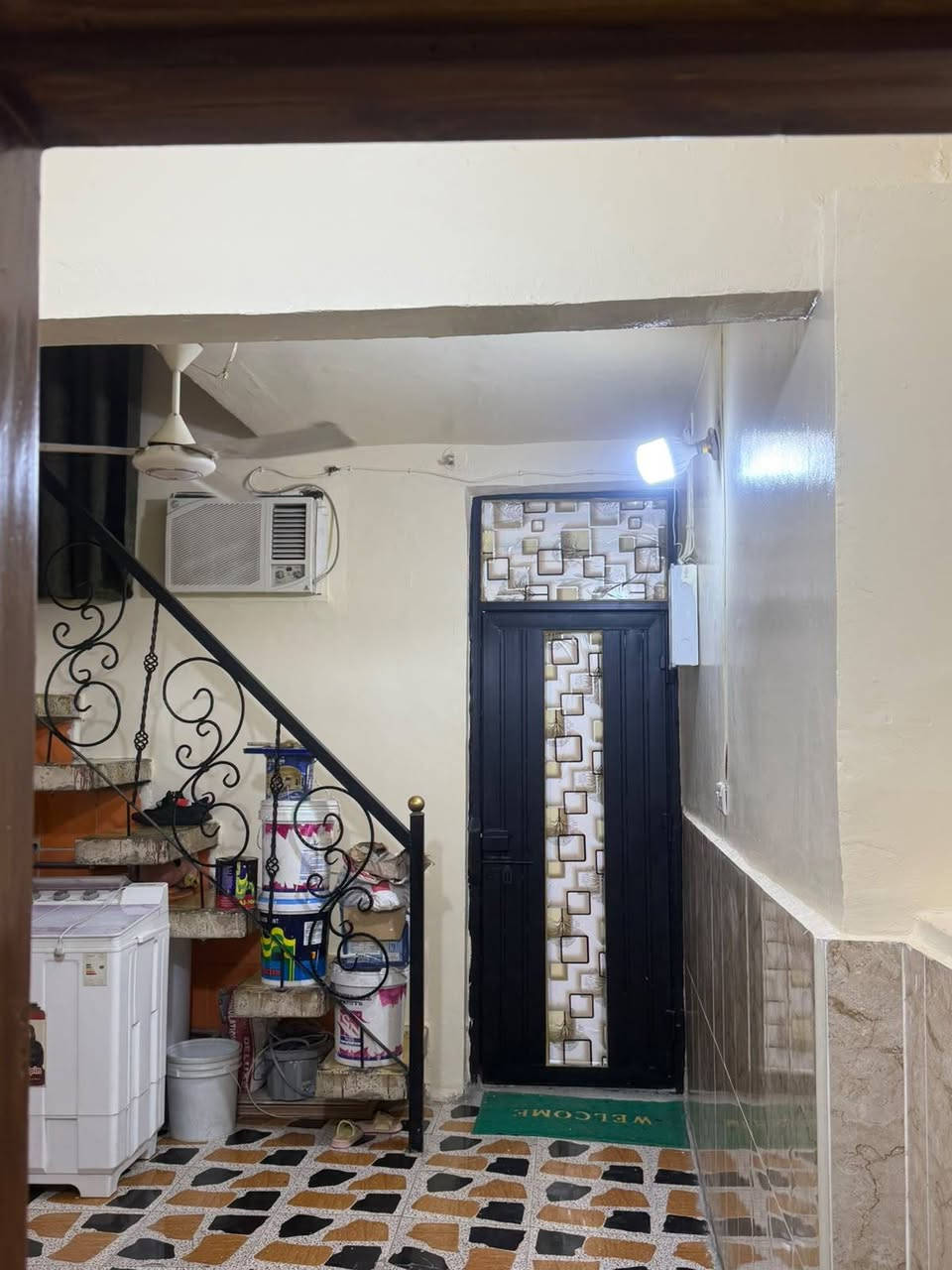 السلام عليكم 
بيت للبيع مساحه 45,م 
شارع مقابل اسواق  وسام الدراجي
للاستفسار ***********

