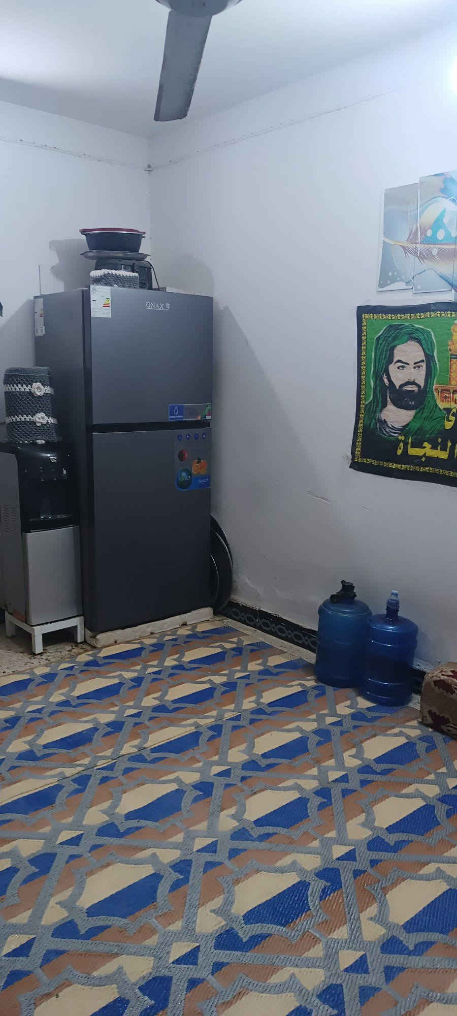 السلام عليكم 
معروض للبيع نصف دار خلفي 
المساحه (١١٠) م  الدربونه متر ونص 
بناء نظيف عكاده طابقين 
يحتوي على 
استقبال وصاله وغرفه ومطبخ وصحيات 
الطابق الثاني 
غرفه نوم عدد (٢) 
صاله 
صحيات 
السعر (٩٥) مليون 
للاستفسار الاتصال واتساب ***********
مكتب المدار الذهبي للعقار
