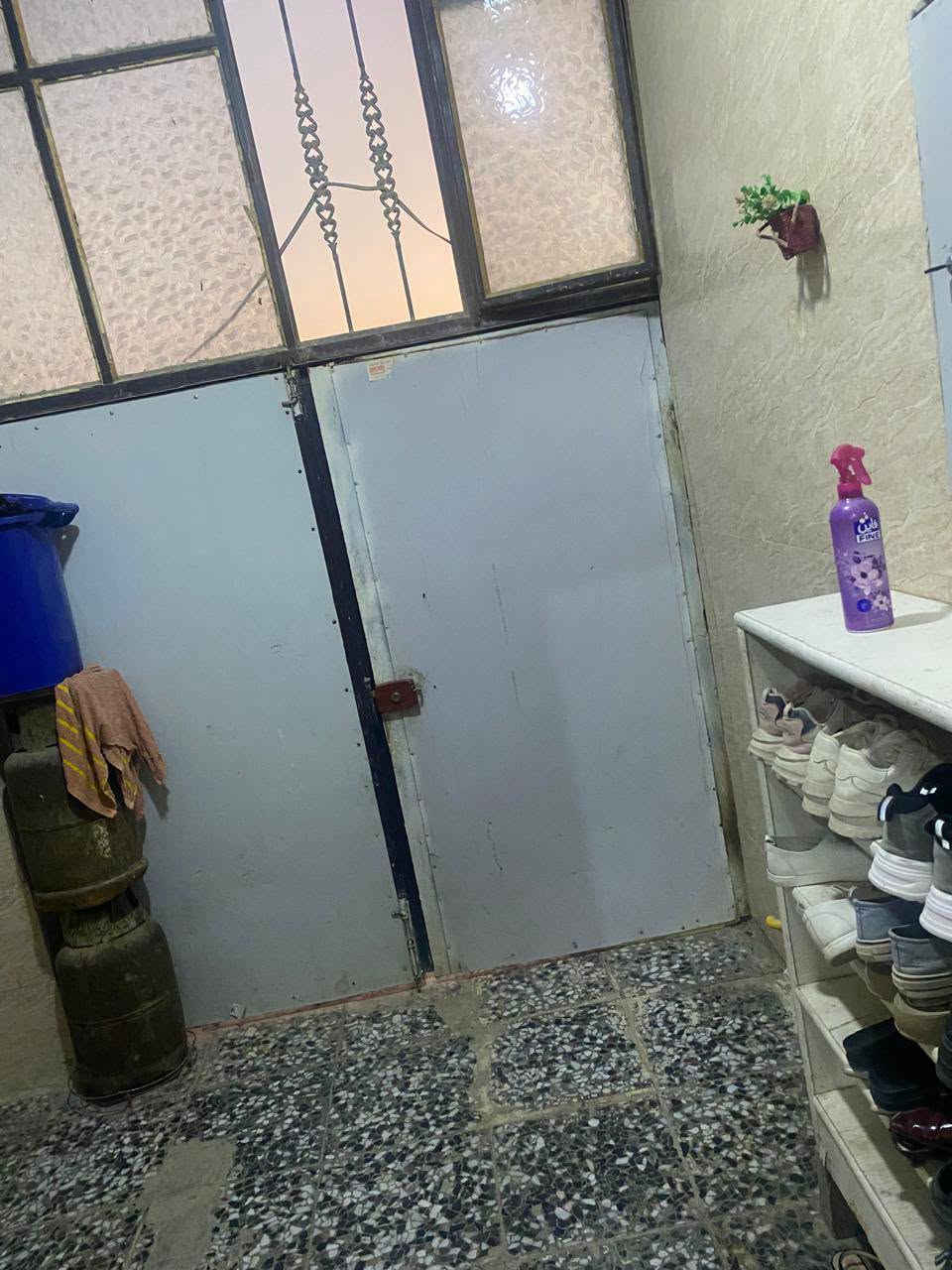 بيت للبيع 120 متر طابو زراعي سند 25 قرار محكمة مشمول بالتطويب ومرقم من البلدية اساس وسقف كونكريت البناء طابوق بناء جناي جديد درجة اولى يحتوي البيت على غرفتين ومطبخ وصالة واستقبال وتخاريج داخلية خارجية وبيتونة كبيرة احدى الغرف غرفة سويت الموقع خلف مجمع الشبيلي مباشرة طريق البيت دخول وخروج على مجمع الشبيلي السعر 45 مليون وقابل للتفاوض للأستفسار واتساب ***********

مكتب الموسوي للوسائط العقارية مستعدون لأستقبال عروضكم التجارية والزراعية والسكنية بيع وشراء رهان ايجار
