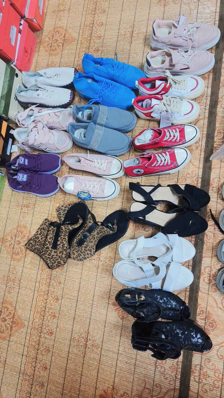 سلام عليكم
عندي تكرمون أحذية تقريباً 80 زوج 
سعر الزوج ب 4 ماسنجر متوقف عندي 
رقم الهاتف ***********
