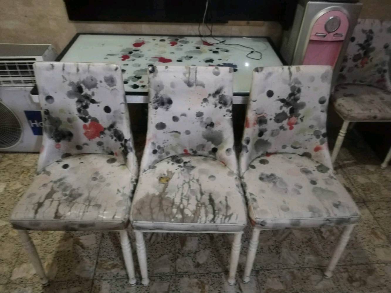ميز طعام • ٤ كراسي • ميز تلفزيون