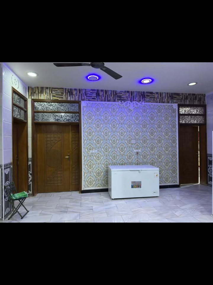 بسم الله الرحمن الرحيم
بيت للبيع بناء حديث 2022
عنوان: بابل حله حي الاساتذه خلف مستشفى دكتور عادل الكرعاوي 
 الدار مكون من طابقين وثالث 
الطابق الاول:
غرفتين نوم ،مطبخ ،صالهّ استقابل ّ مجمع صحيات ّموزع ودرج 
الطابق الثاني :
 خمس غرف نوم ،مجمع صحيات  ، موزع ،درج 
الطابق ثالث بيتونه 
دار كامل من اي نقص  
جاهز للسكن 
غرفه واسعه 
مساحة الدار 300م واجه 15ونزال 20
 للاستفسار اكثر او. السعر اتصال على رقم 
*********** 
السعر راسلني خاص
