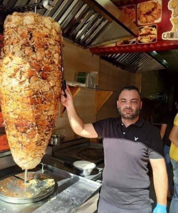 السلام عليكم خلفه شاورما تجهيز فقط متفرغ للعمل مصرى معى اقامه بغداد
هذا رقمى ***********
