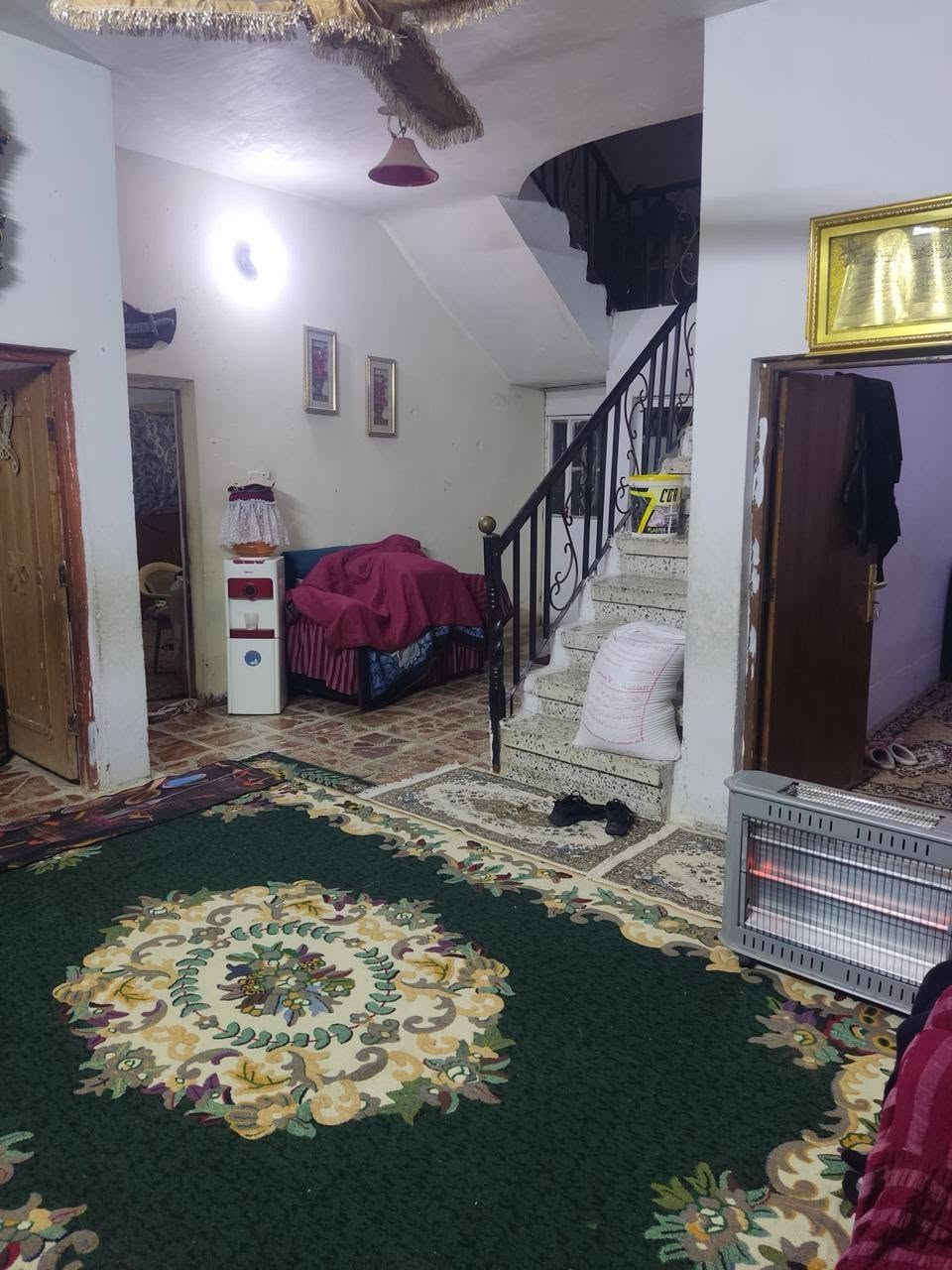 بيت للبيت بوب الشام شارع حجي بحر
المساحه 180م
يحتوي خمس غرف +استقبال ومطبخ 
زراعي سند 25

***********
