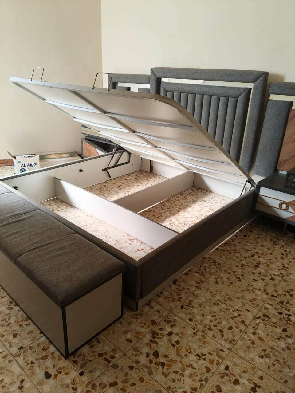 غرفة نوم للبيع تركي خشب ثقيل مو هاذا الخفيف العادي بيهة اضرار بسيطة بالسجة مال الكنتور او كم مجر يرادلة تبديل سجة للبيع السعر ٤٠٠ او بيهة مجال مكاني كميرة 
***********
