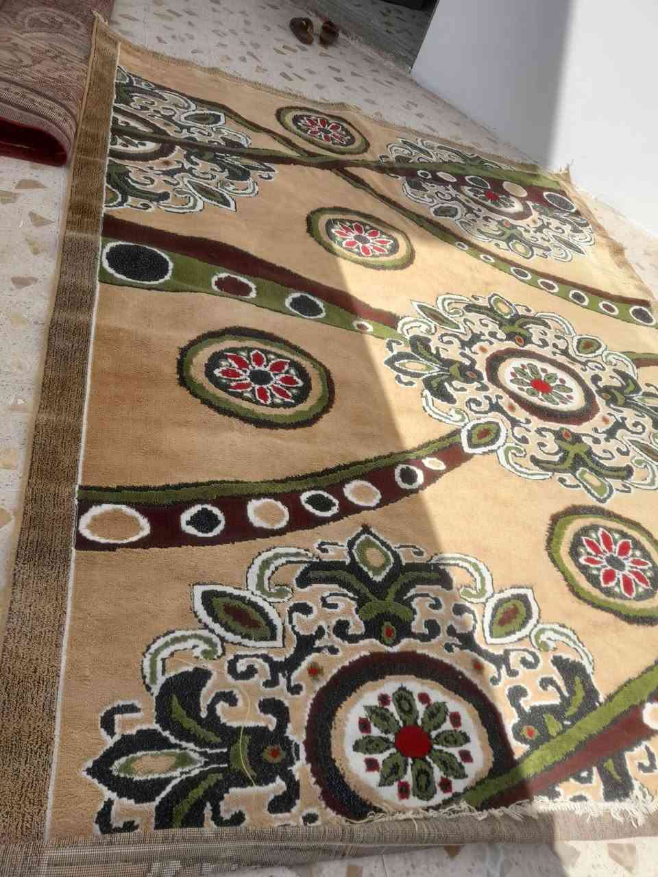 الزوليه الحمرة نضيفه اخو الجديد حجمها ٣×٥ وسعرها ٥٥ والزوليه الصفرة حجمها ٣×٤سعرها ٤٠. ،،،،***********
