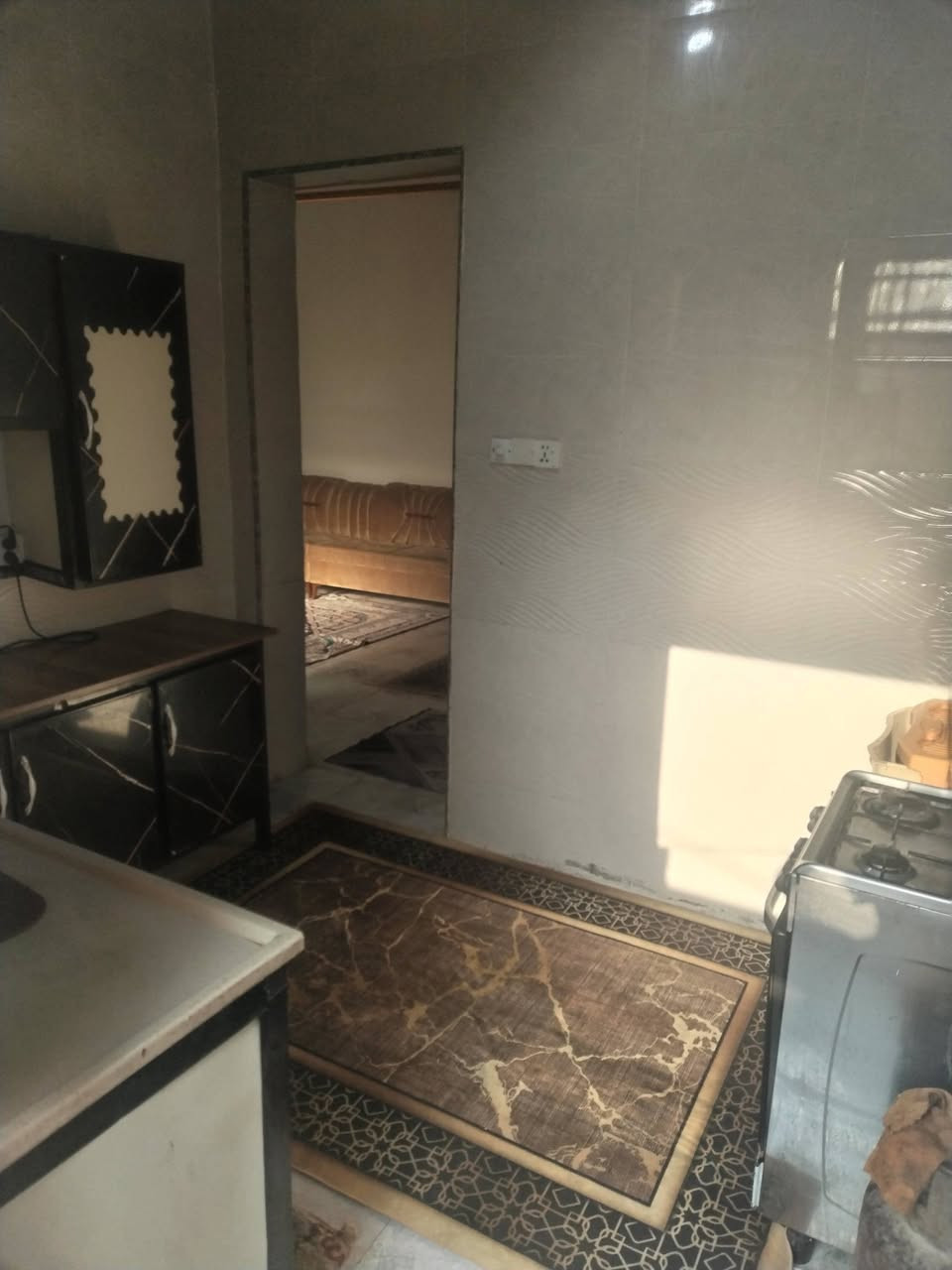 بيت مساحة 100متر
بناء طابوق اساس صب وسقف صب يتكون غرفه وصاله وستقبال مطبخ صحيات داخليه وخارجيه 
عنوان علوة الفحل مخزن الموز شارع ياحسين مرقم من البلديه ومشمول بل تطويب معاملته كامله 
***********
