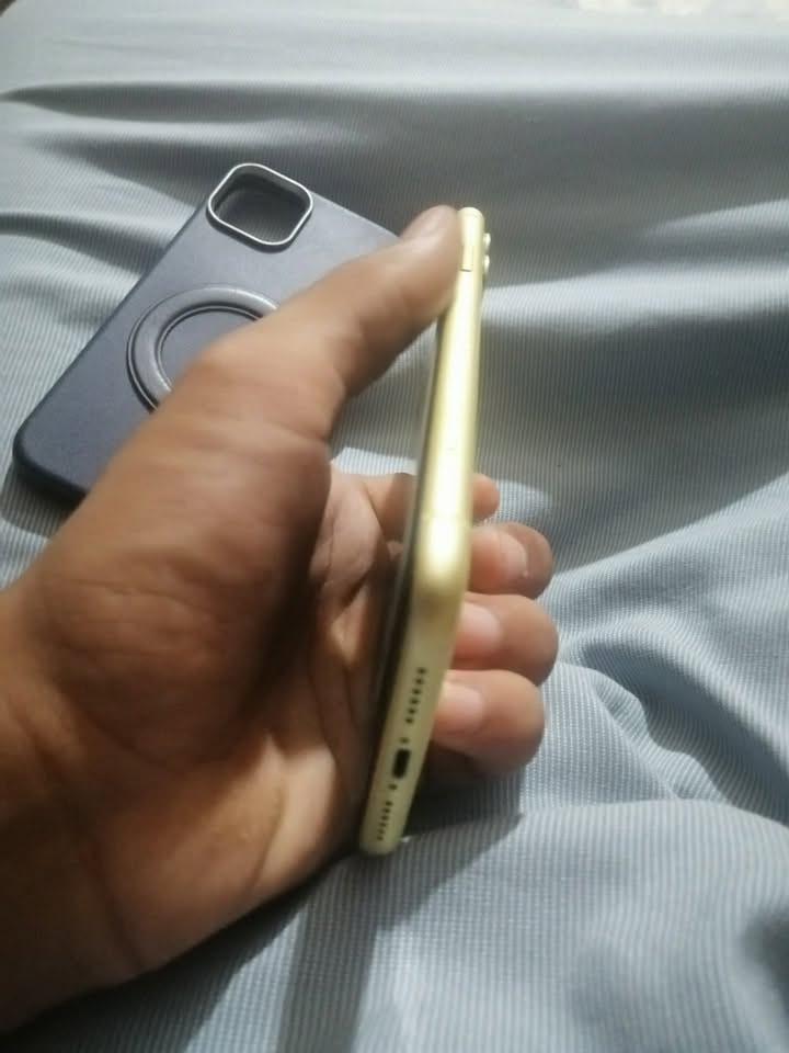 ايفون ١١عادي استخدام شخصي ذاكره١٢٨ بطاريه١٠٠ شاشه تفصيخ ٣ خيارات جهاز جديد حيل  يرهم مراوس بماطور مكان بيجي *********** السعر260 وبي مجال
