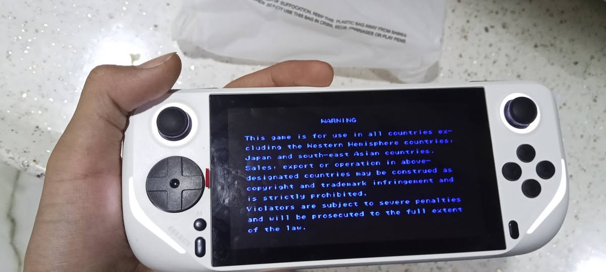 شوفلي هذا جهاز محمول 
e6
بيه كلش هواي محاكيات 
مثل ps1
psp 
atari 
sega وبعد كلش هواي
جهاز بي اضائه كلش جميله وناسكه 
قطعه مرتبه وحلوه ولوك ستيكر 
سعره 65 
متوفر توصيل لجميع المحافظات ***********
