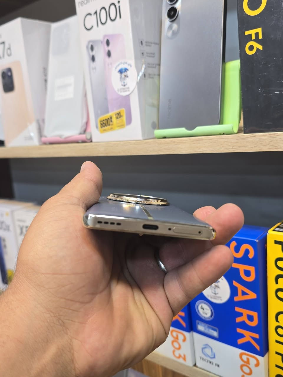 المتاح ريلمي 12برو بلاص فايف جي ذاكره 512الرام12جهاز نضافه فول موضح كدامك بل صور ملحقات جهاز شاحنه فقط شحن سريع جهاز غني عن التعريف للبيع او للمراوس حسب القناعه تردد الشاشه 120هيرتز الاستفسار خاص او عل رقم مكاني بعقوبه بهرز ***********
