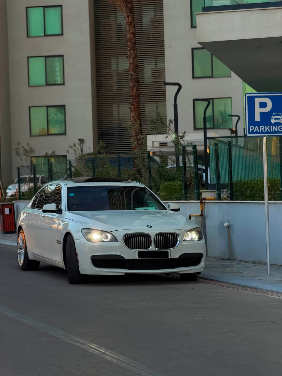 مساء الخير احبتي للبيع أو المراوس
BMW 750Li موديل 2012 (باب طويل)
محرك V8 قوي وأداء راقٍ، سيارة نظيفة جدًا وجاهزة للاستخدام مباشرة.
✅ المحرك والكير مكفولات  بشرط
✅ منظومة التبريد والصدرية جديدة بالكامل
▪️ موديل: 2012
▪️ الفئة: 750Li (Long Wheel Base)
▪️ المحرك: V8
▪️ الممشى: 110 ألف
▪️ الصبغ: 3 قطع بيها سونار المندلاوي 
▪️ رقم بغداد (تحويل مباشر)
مواصفات 
✨ بصمة تشغيل وبصمة دخول
✨ فتحة سقف
✨ داخلية جلد لون قرميدي
✨ مقاعد أمامية وخلفية كهربائية
✨ تدفئة وتبريد للمقاعد
✨ ستائر كهربائية
✨ شاشة كبيرة متعددة الوظائف
✨ كاميرا خلفية
✨ حساسات أمامية وخلفية
📌 المكان المنصور 
💰 السعر 163
📞 للاستفسار: ***********
