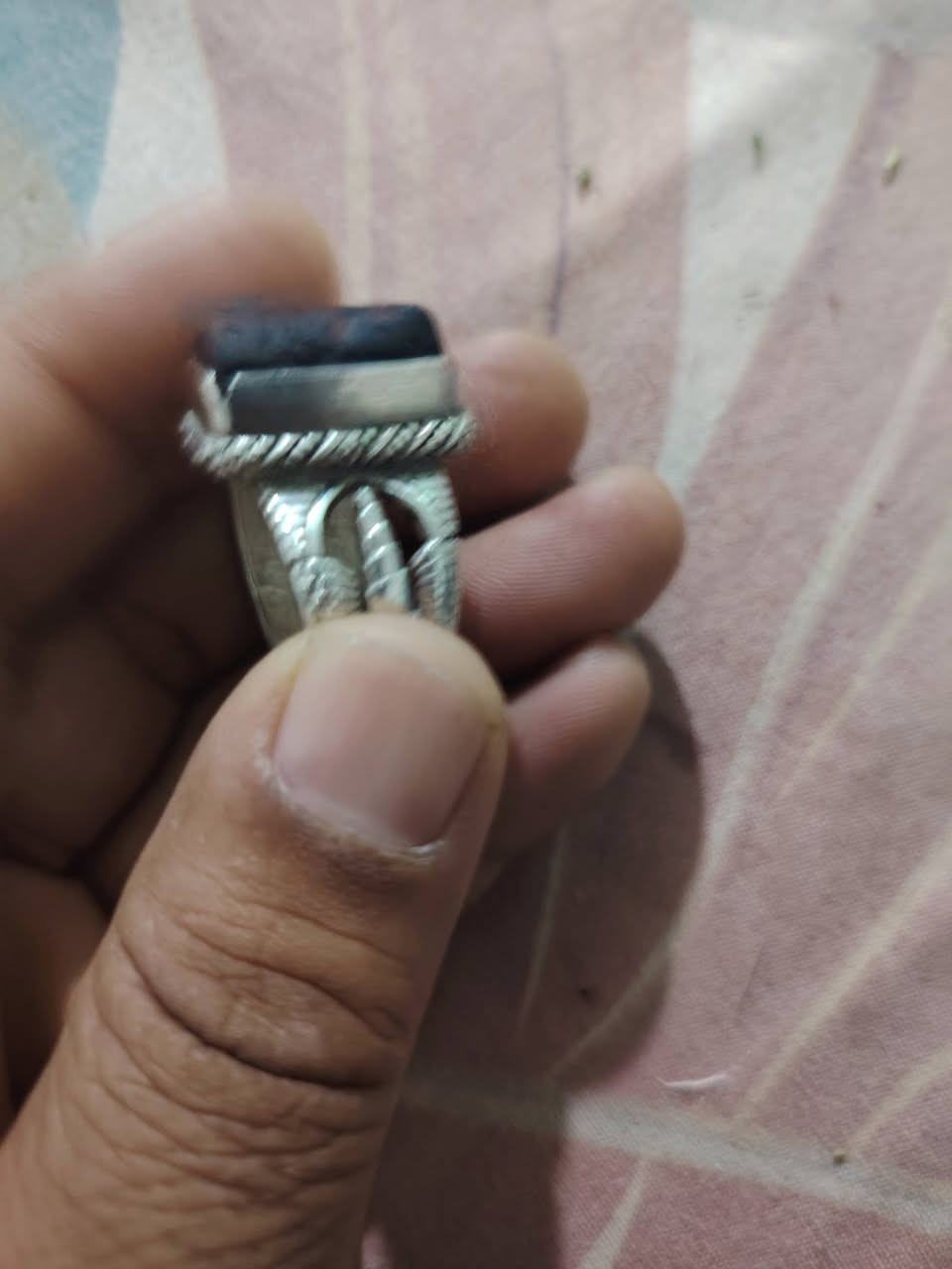 محبس هبهاب افريقي قديم وبي طلاسم ونحت وصياغه ثقيله الي يريده يدخل خاص او يتصل على الرقم *********** اتصال وتساب مع العلم الحجر شغله يعني مزروفه على طول الحجره
