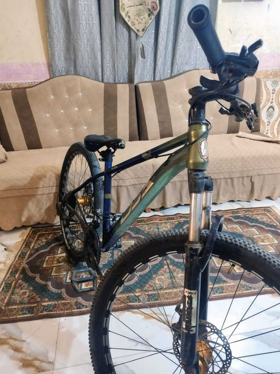 سلام عليكم بيسكل جبلي اصلي للبيع نضيف دبلاته شغاله بريكات هم شغاله بدالات عوزه ترتيب فقط تايرات توني مبدلهن نضاف ما نقصه شي بسيكل رقم ***********
