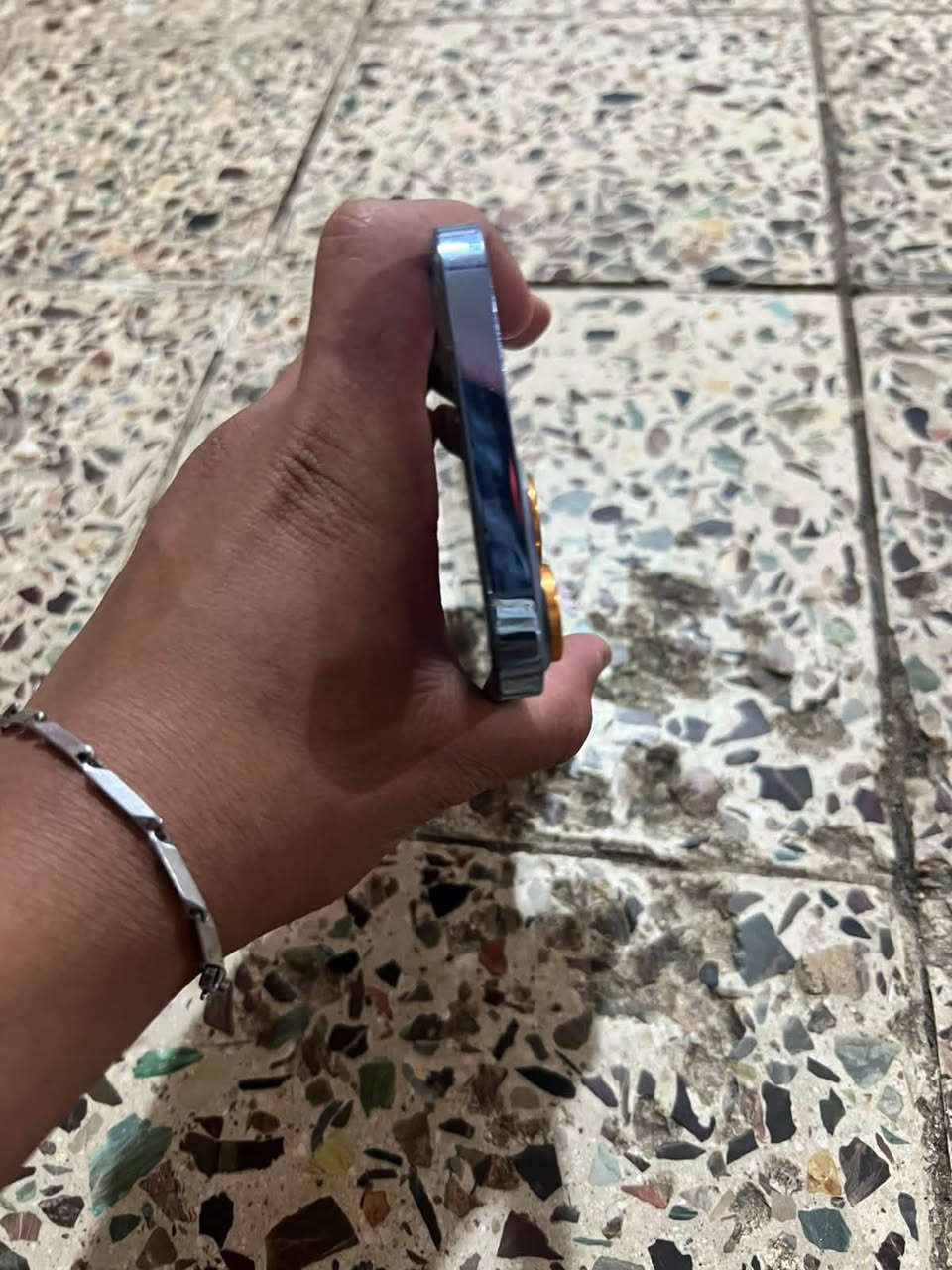 السلام عليكم عندي جهاز 13 برو ماكس ذاكره 256 وتر بروف جهاز نضيف شخط مابيه بطاريه 92 وياه كارتونه جهاز مرتب مكاني بغداد الكماليه الجهاز ب 700  وبيه مجال قليل الرقم *********** موجود وتساب
