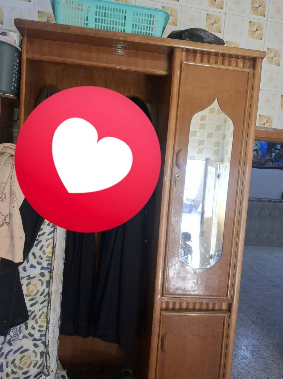 السلام عليكم غرفه خشاب كامله وجديده مستعمله قليل اي ضرر مابيه مناسبه التفاصيل ***********
