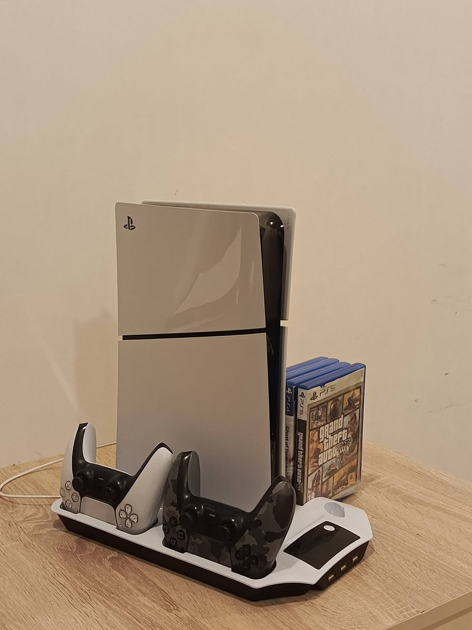 السلام عليكم
بلي فايف سلم 🎮
واحد تيرا (1000GB)
البريطاني 
يحتوي على جوستكات اثنان
يحتوي على قاعده البلي التي تتضمن
1 تبريد للبلي 3 سرع 
2 شحن جوستكات
3 مكان للأقراص 
4 مكان السماعه
5 تحتوي على منافذ يو اس بي 
يحتوي على أربع اقراص( الالعاب)
1 GTA5 
2 كول اوف ديوتي مودرن 2
3 كوست اوف سوشيما 
4 وارزون z
السعر 880 و قابل للتفاوض
و عندي UPS نوعيه الفاربر الاونلاين 1KV اختياري تريد تشتري تريد لا
العنوان 
بغداد --- الغدير 
للاستفسار 
*********** 
متواجد واتساب
