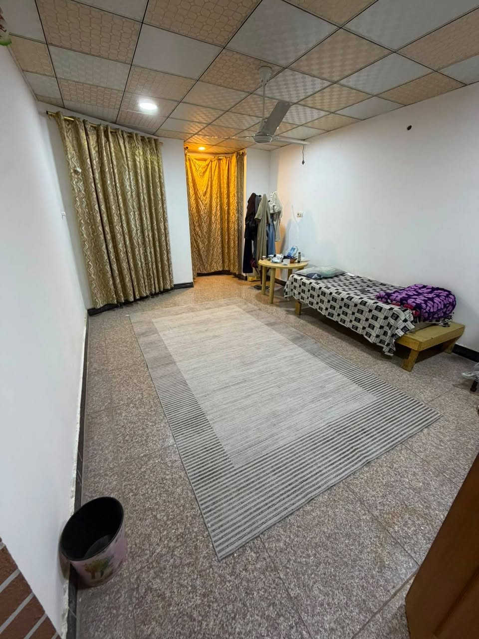 يعلن مكتب عقارات أبو انور الطويسة عن وجود بيت البيع المنطقة حي الخضراء خلف مستوصف محمد الدرة 🏠
المساحة 126م الواجهة 7 م النزال 21 م 
طابقين بناء 2013 طابوق
الطابق الاول يحتوي على غرفة منام واستقبال وصالة ومطبخ وصحيات + حمام خارجي 
الطابق الثاني يحتوي على ثلاث غرف وموزع مع صحيات والسطح يحتوي على مخزن 
السعر 365 مليون وبيه مجال مكان راقي ممتاز الستفسار//***********//***********// كما نستقبل جميع عروضكم وطلباتكم التجارية والعقارية المكتب مجاز قانونيا المكتب ماقبيل مطعم الحسون عقارات أبو انور الطويسة
