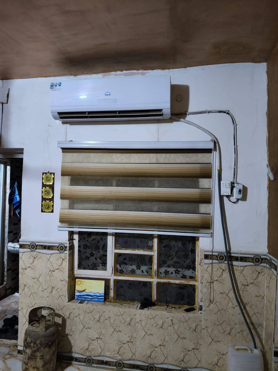 يوجد لدينا دار سكن للبيع ١٠٠م خلفي طابق واحد عگاده حي الفداء مقاطعة ٢٢قرب صيدليه بدور غرفتين وصاله ومطبخ وديوانيه وصحيات داخليه وخارجيه البيت حاليا فارغ السعر ٦٠مليون مع المجال للاستفسار الاتصال على الرقم ***********
