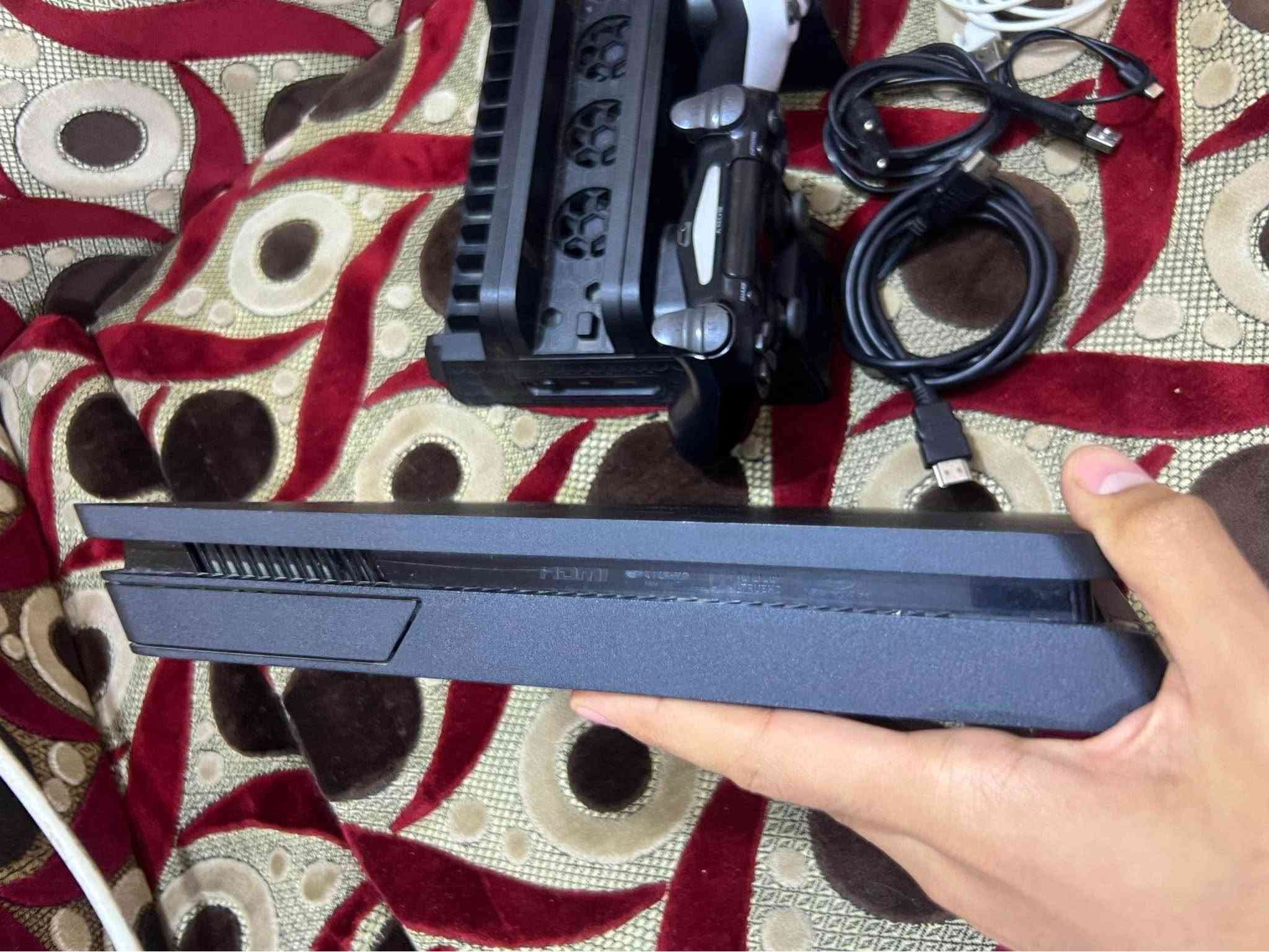 سلام عليكم بليستيشن 4 سلم مهكر ذاكرة 500GB لامصلح ولامفتوح لوك ستيكر شرط فحص وضمان كامل ملحقاتة جوستكات عدد 2 وقاعدة تبريد وكيبل تشغيل وكيبل HDMI وايرات الشحن 
وبي 4 العاب وتكدر تضيف بعد العاب 
السعر 250 مكاني البصرة الجمعيات 
*********** البصرة, العراق

نص مكتوب في الصور:
- Missed Jump تم ربح جائزة! ibrahim RMA WWW Grand Theft Auto Vice City PlayStation 2 PS4 PES 2013 MINECRAFT PLAYSTATION 4 EDITION Stray بدء