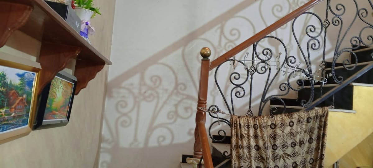 السلام عليكم بيت للبيع 150متر طابقين 6نوم استقبال كراج مطبخ 3صحيات غربي وشرقي كراج هول داخلي دبل فاليوم أرضية كاشي مطعم بالمرمر درج مرمر ابواب خشب صاج عراقي باب سلايت رباط على طول البيت مصبوغ صبغ بلاستيكي درجة اولى تفصال مكانة ابو منيصير القديمة سعرة مناسب يبعد عن الشارع العام القديم 80متر وجاهز للسكن او الإستثمار ممكن فرزة بسهولة الى مشتملين او شقتين فتح بيان ثاني يوم وبدون دلال من صاحب البيت مباشر استفسار ***********واتساب
