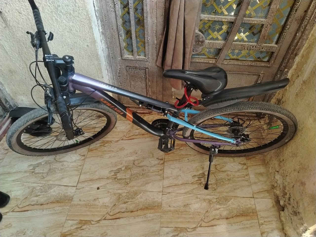 بايسكل رياضي تاير جبلي عكرب امامي3سرعات خلفي 7سرعات جديد ما مستخدم ابركات مكينه بلاديه دبل وسط ودبلات 2امامي المكان كربلاء الحر الكابينات قرب مولدت حميد السعر 165 وبي مجال بسيط للتواصل ***********
