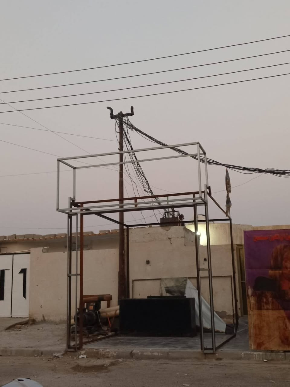 محل ناقص فقط سندويج وباب ارتفاع 4 العرض 3:30 النزال 4 ينشال ويتحمل بكرين السعر  750 وبي مجال شغل جديد الحديد ثقيل للأستفسار ***********

