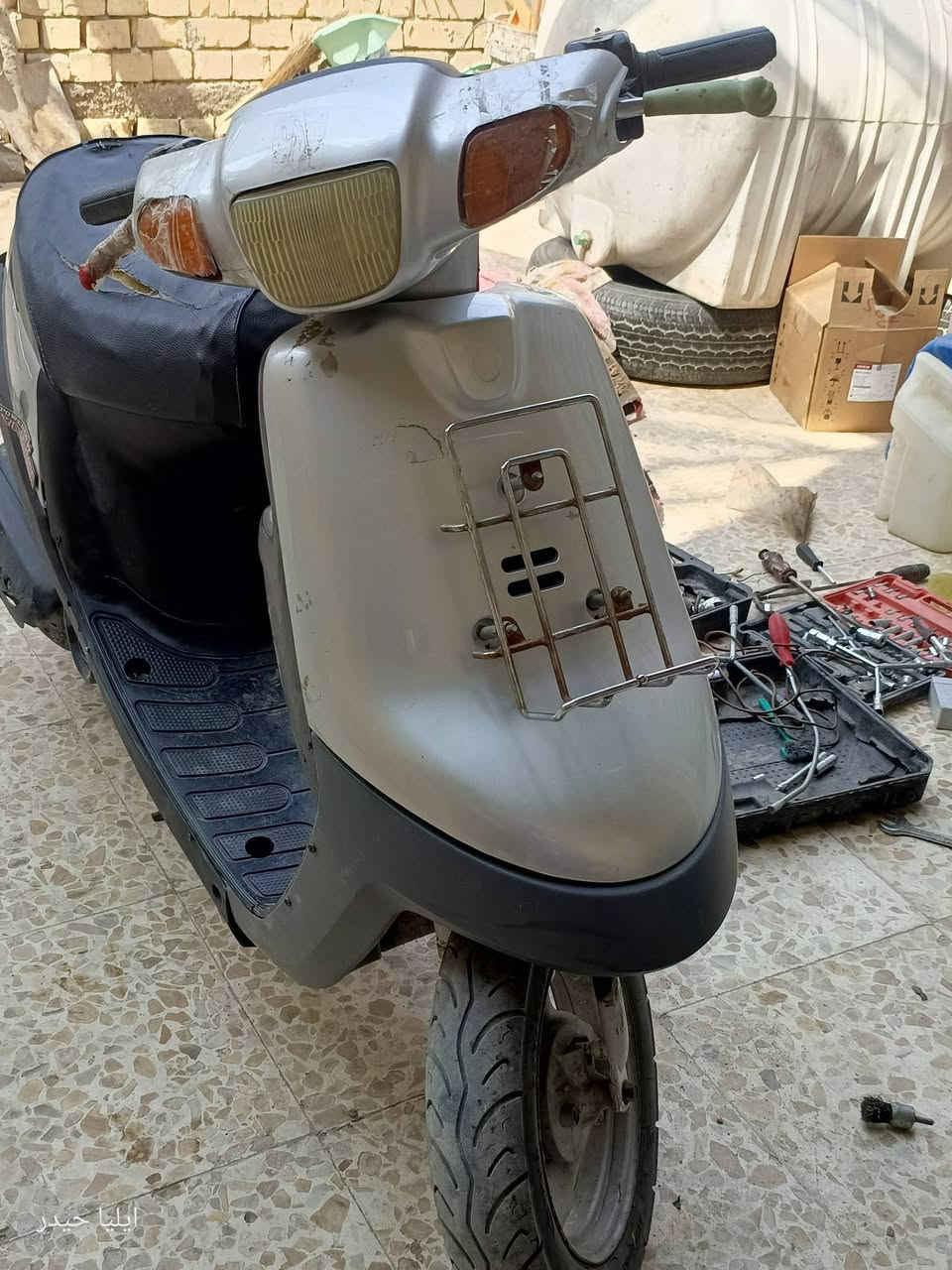 بطه ياماها 
كهربائيات كلها شغاله 
بك لايت واشاير شغالات فقط بدون باتري 
المكان كربلاء الامن الداخلي 
الدراجه بعدها على السحك توها كالعه من تجفيت 
سعر 200
***********واتساب متواجد

نص مكتوب في الصور:
- ایلیا حیدر
- ايليا حيدر