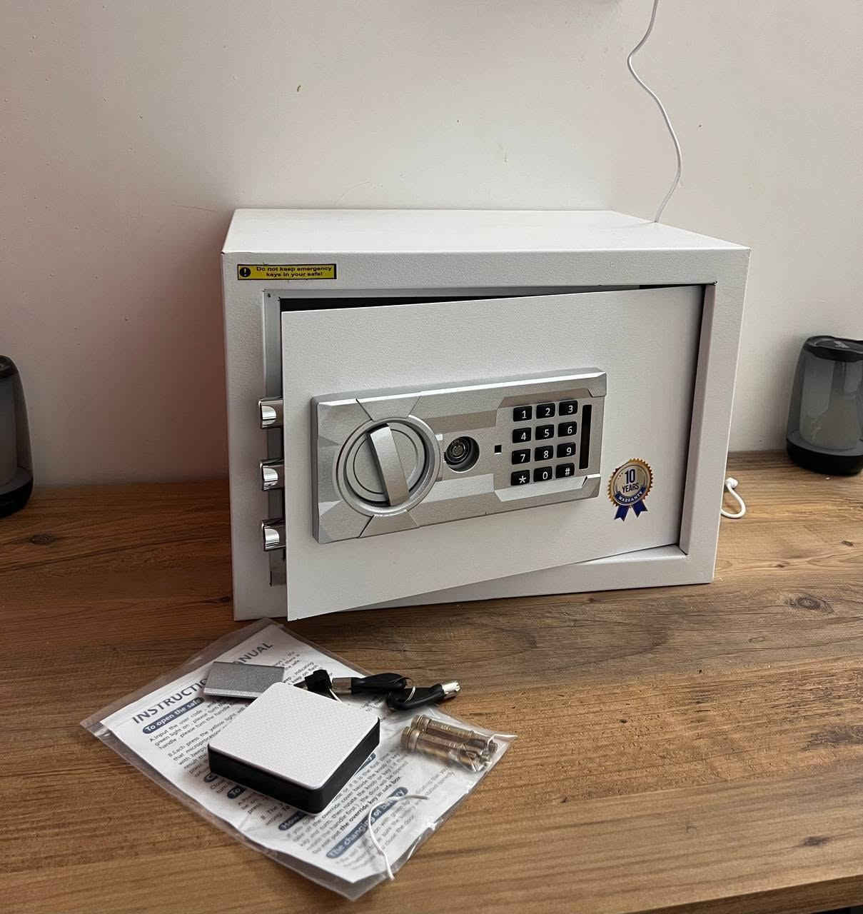 🔐 قاصة ألمانية منزلية ومكتبية – حجم كبير 🇩🇪

✨ أهم ميزة بالقاصة:
🔋 بطاريات خارجية وداخلية
⚡ وتكدر تستخدمها مباشرة على الكهرباء بدون بطاريات

🛡️ المواصفات:
• نظام فتح رمز + مفتاح
• شفتات ثلاثية ستانلس ستيل
• حديد بالكامل
• رف داخلي متحرك
• تصميم عملي للمنزل والمكتب
• 🛠️ ضمان لمدة 3 سنوات

📏 الأبعاد:
العرض: 35 سم
الارتفاع: 25 سم
العمق: 25 سم
⚖️ الوزن: 6.5 كيلو

🎨 متوفرة باللون الأسود والأبيض

🔥 عرض خاص: 50 الف فقط 
🚚 السعر شامل التوصيل

📞 للحجز والاستفسار: *********** الرمادي, الأنبار
