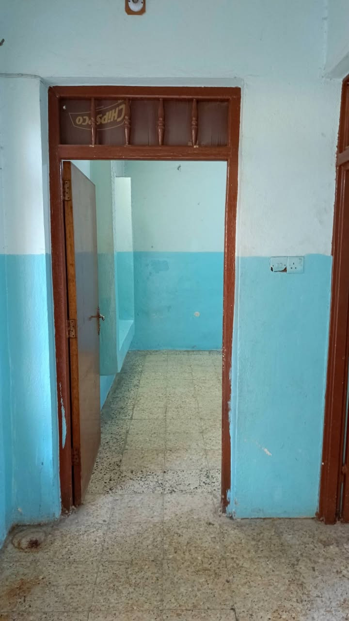 دار للايجار حي سومر بالقرب من
 مدرسة سومر الابتدائيه للبنين مساحة الدار 200 متر 
طابقين 5 غرف نوم هول2 حمام2 مطبخ استقبال  
مخزن درج داخلي وخارجي الدار بناء عادي 
للاستفسار الاتصال على الرقم
 ***********/واتساب 
 ملاحظه غير متواجد على فيس
