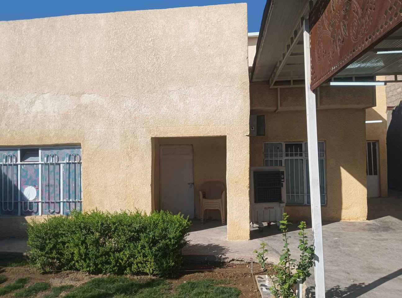 سلام عليكم دار لبيع المدائن الجعاره لبيت يحتوي على مضيف خطار وهول وخرفت نوم ومطبخ وصاله محرك الدرج مساحت البيت 250 متر طابو زراعي 25 خدمات كامله مجاري تبليط كل الخدمات متوفره  
***********
***********
