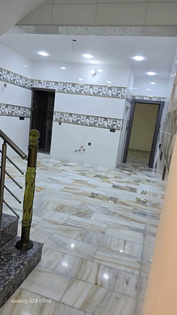 بيت ١٠٠ متر للبيع  ***********
الموقع الصحفيين الشارع المقابل للمجمع السويسري بيت مساحه ١٠٠متر 

الواجهة ٥م النزال ٢٠م 

الطابق الأرضي يحتوي على صاله وحولي ومطبخ سوه وغرفه نوم +صحيات ومنور

الطابق الالول يحتوي عله غرف نوم عدد ٣ وصحيات 

الطابق الاخير ستاره وبيتونه

