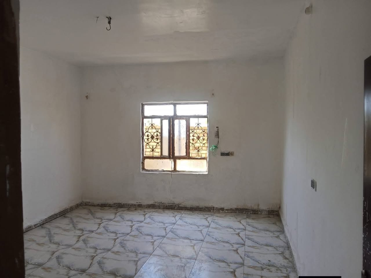 بيت 160 متر  بسعر مناسب جداً
🏠 بيت جاهز للبيع – الديوانية / على طريق السنية عمود 706
📐 المساحة: 160  متر
▪️ الواجهة 10 متر × النزال 16 متر
✅ التفاصيل:
▫️ سند 25 زراعي بعقد أصولي جاهز
▫️ البيت يتكون من غرفتين ومطبخ وصالة واستقبال
 ومجمع صحيات وطارمة 
▫️ مداور ثاني يوم 
▫️ خدمات كامله تبليط بالباب 
▫️ يبعد  100 متر فقط عن الشارع العام ديوانية حله
 .. تبليط بالباب 
💰 السعر 35  مليون وبي مجال 
📞 للاستفسار:
خاص أو الاتصال على الرقم امير الفتلاوي
***********
