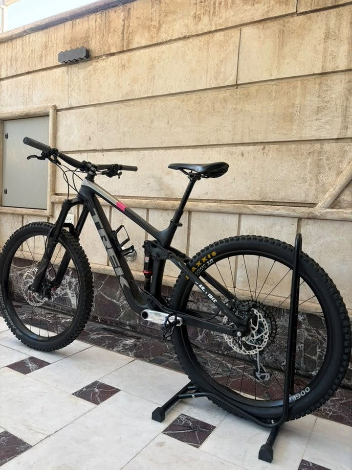السلام عليكم
للبيع TREK REMEDY 9,8🌟
المعدن كاربون 
حجم الفريم M
حجم التاير 27،5 
كروب سيت SRAM GX 
الكرنك SRAM GX chrome custom
الدبل الامامي ROCK SHOX PIKE 
الدبل الوسطي ROCKSHOX DELUXE
بريكات SLX دبل بستم 
ويل خلفي DT SWISS M1900
ويل امامي ROVAL
بطيخات DT SWISS 370
تاير امامي SCHWALBE 
تاير خلفي MAXXIS MINION DHR 
ستيرن BONTRAGER كاربون 
قبضات RACEFACE
رگبه FOX 
بوري سرج دروبر تحكم ستيرن BONTRAGER 

للتواصل/***********☎️
مكاني بغداد زيونة 710📍
يتوفر توصيل جميع انحاء العراق🚚
