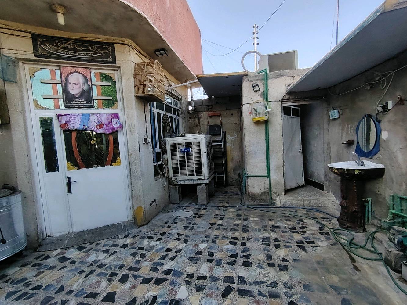السلام عليكم بيت للبيع في منطقة المعامل بستان سامي قرب حسينيه زينب الكبرى يتكون من استقبال 2 غرف وصالة ومطبخ وصحيات يتوفر خطين مي وخطين كهرباء مع السحب منظومة كامرات مراقبه + بلازمة مساحة البيت 170 متر بيت ركن البيت كامل
للتواصل ع رقم ***********
*********** متوازي ع بيع والشراي أهلا وسهلا
السلام عليكم بيت للبيع في منطقة المعامل بستان سامي قرب حسينيه زينب الكبرى يتكون من استقبال 2 غرف وصالة ومطبخ وصحيات يتوفر خطين مي وخطين كهرباء مع السحب منظومة كامرات مراقبه + بلازمة مساحة البيت 170 متر بيت ركن البيت كامل
