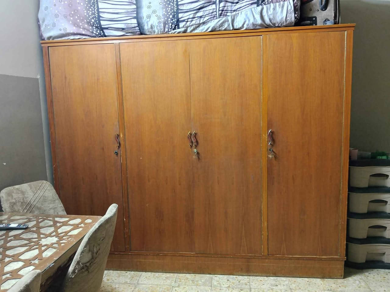باب تسكام دفتري مسوينه ب مليون ونص يردونه 300 
كنتور ب50
ميز طعام 50
جربايه هيه ودوشكهه 30
وعندي بيت رهن بنداء كامل مواصفات موقع حلو مدة الرهن5 سنوات سعر الرهن 30 
اني مندوبه شعدكم اثاث بيوت ايجار ورهن فقط دزولي خاص 

للتواصل وتساب فقط‏‪***********‬‏ Singapore
