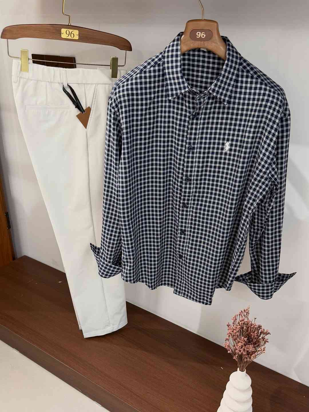 علق *تم * يوصلك السعر دايركت 📥 
.
جديد وحصري من ازياء 96 Fashoin 🌋
-
القياست :S- M - L - XL - XXL-

للحجز والاستفسار مراسلتة الصفحة او الاتصال🚚

‏‭***********‬

نص مكتوب في الصور:
- القميص متوفر 6 الوان