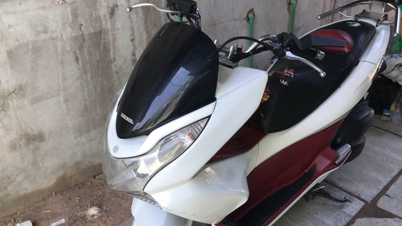 ‏PCX جيل اول للبيع فئ (JF)
مكينه مكفوله كفاله عامه 
محرك (150)
كهربائيات كله شغاله + ستان حساس + حساس ازدحام 
ماشيه (30) الف
دراجه شلعه ومعدل خير من الله
عنوان - بغداد  سعرها (13) ورقة 
اي استفسار رقمي (***********) واتساب او تصال الهاتف بغداد, العراق
